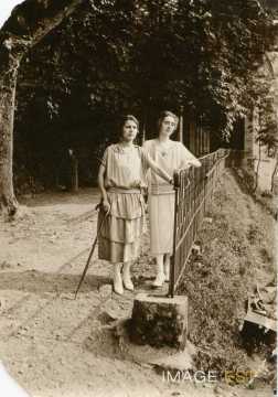 Femmes à côté d'une balustrade (Vosges)
